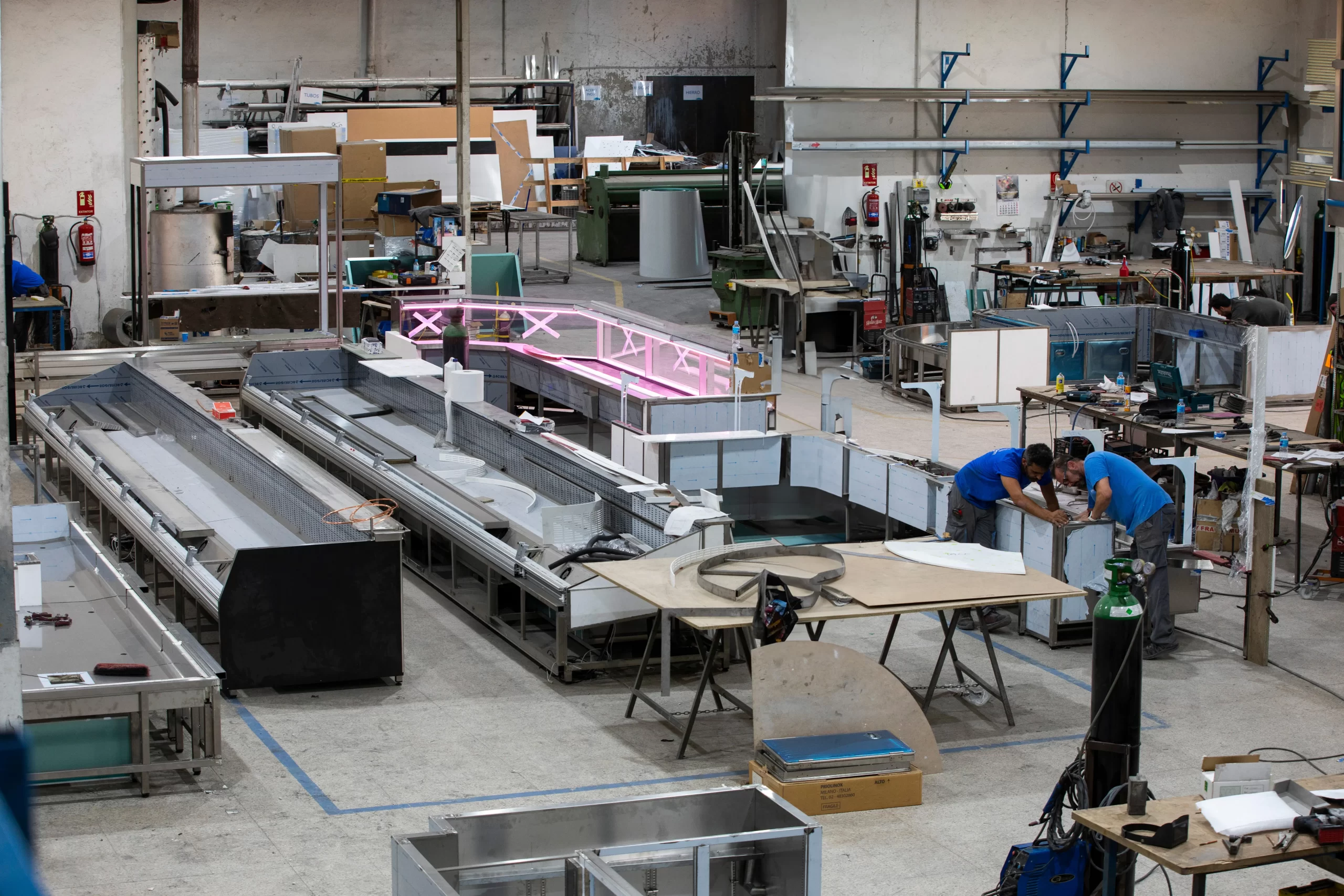 Proceso de fabricación en el taller de Fridec. Nuestras soluciones de reformas integrales van desde la fabricación de mobiliario hasta el diseño y la ejecución del proyecto.
