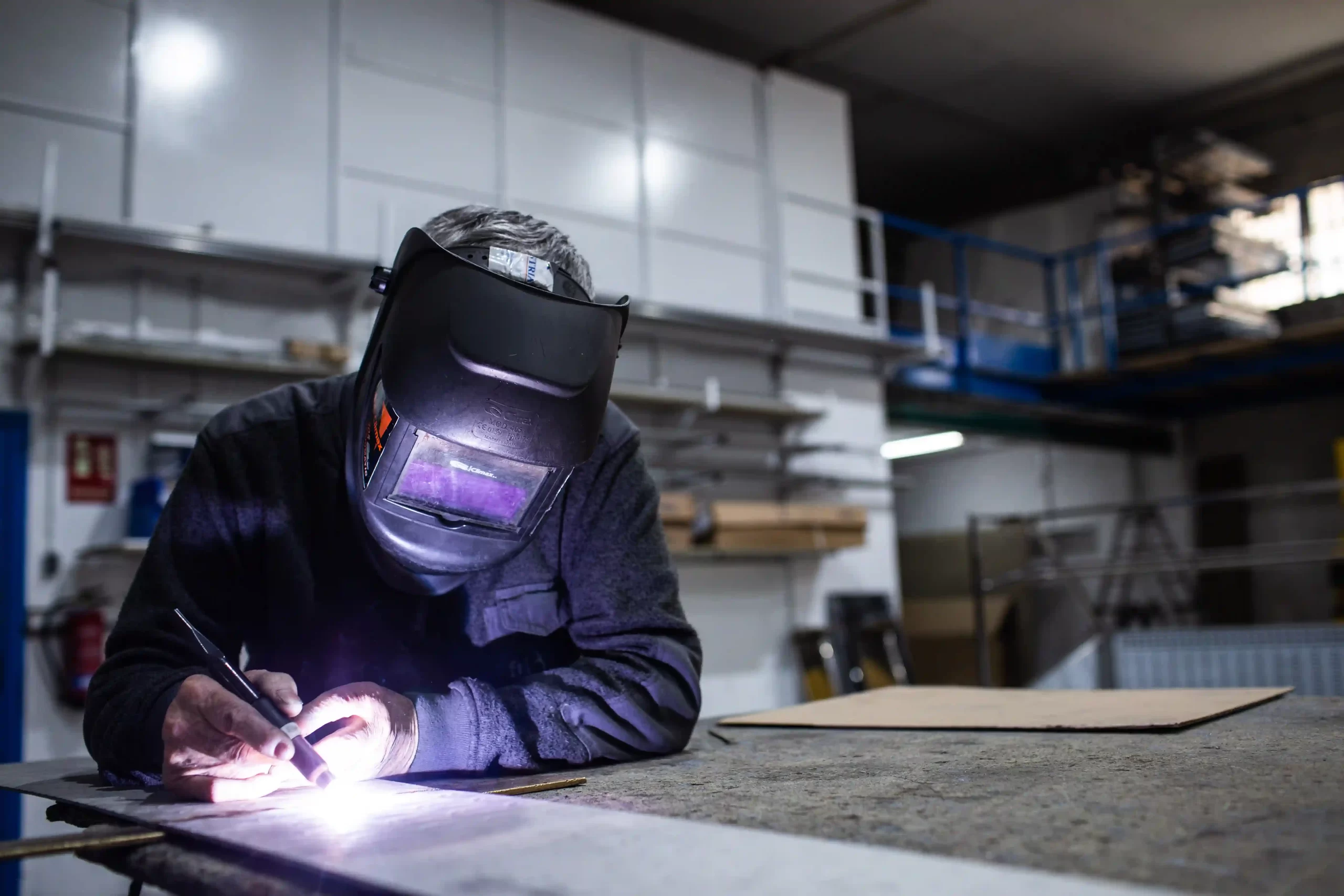 Un trabajador de Fridec durante el proceso de reforma integral de un espacio comercial. Proceso de fabricación con precisión y acabados personalizados.